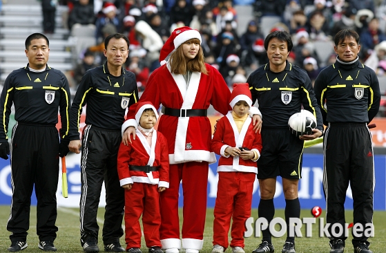 `산타 얼짱` 정다래, `축구장 나들이~`