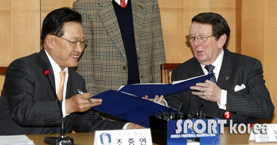 MOU 체결하는 한국과 영국 축구