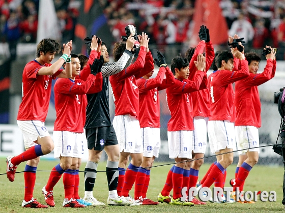 `응원의 힘으로 4-0 대승 거뒀어요..`