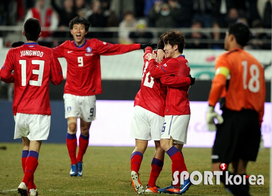 이용래, `쐐기골 터뜨린 캡틴! 내가 안아줄게!`