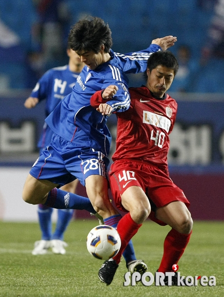 축구, 팔도 엉키고 다리도 엉키고