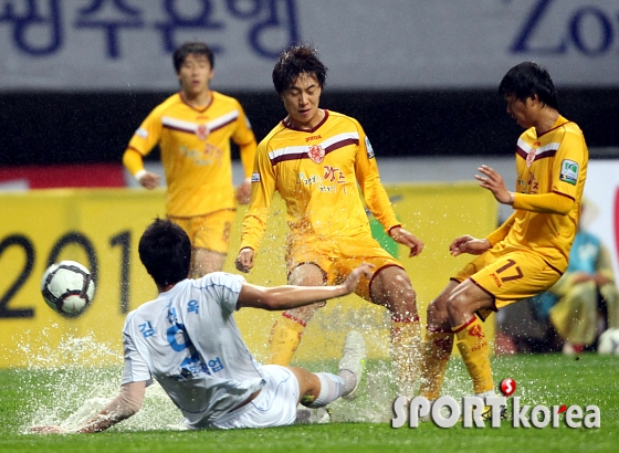 `수영장이야? 축구장이야?`