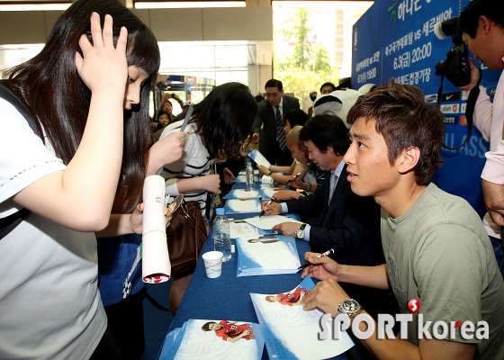 사인회 갖는 구자철, `한국 축구 응원해 줄거죠?`