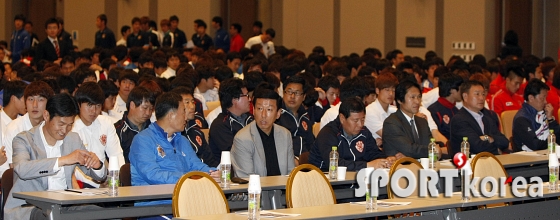 이야기 나누는 프로축구 감독들