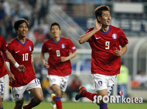 지동원 선제골, `골 환호해 주세요`