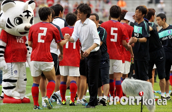 3-1 역전승리 홍명보감독, `모두들 수고했어`