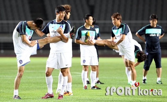 연습경기를 앞두고 몸을 푸는 축구대표팀!!