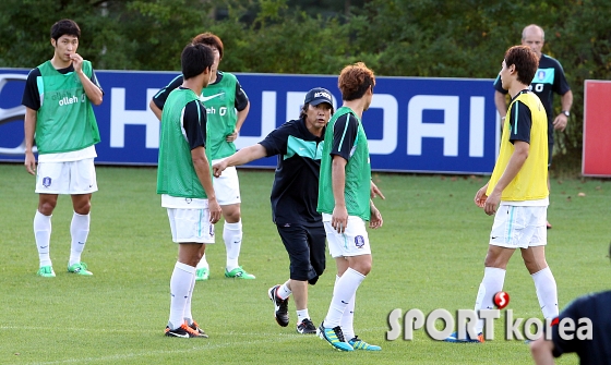 선수들을 독려하는 조광래 감독!!