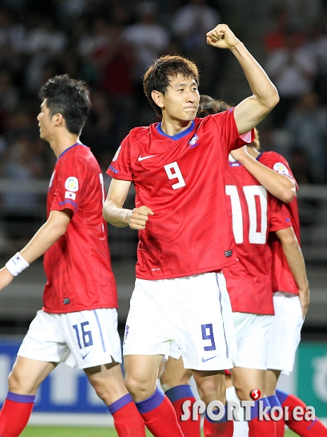 지동원, `3-0 으로 앞서간다`