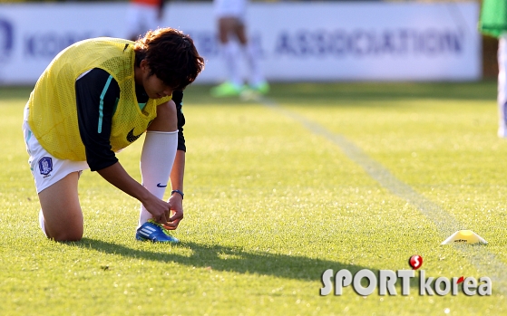 축구화를 끈을 여미는 손흥민