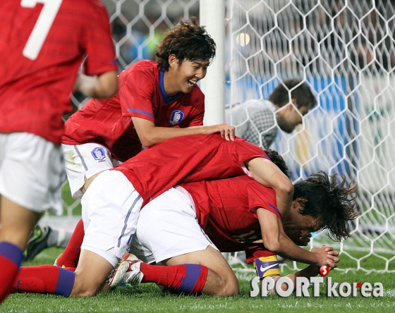 손흥민, `주영이 형 골 너무 좋아요`