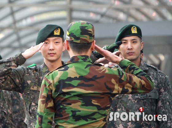 이준기-김지석, `앤디 제대 축하 인사`