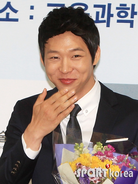 JYJ 박유천, `여심 울리는 꽃미소~`