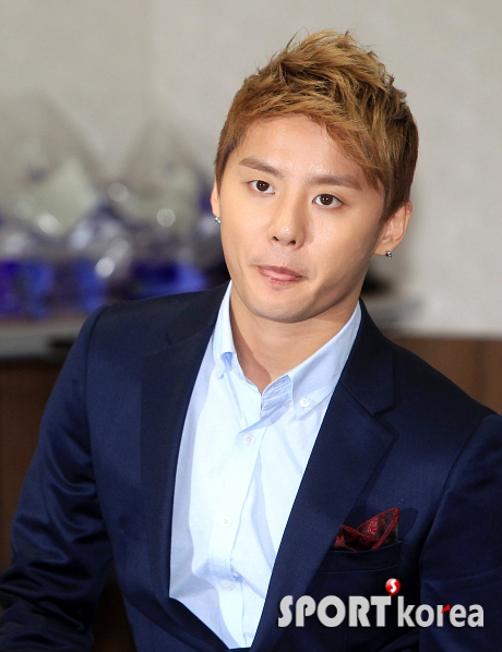 `혀낼름` JYJ 김준수, 많은 취재진에..`깜짝`