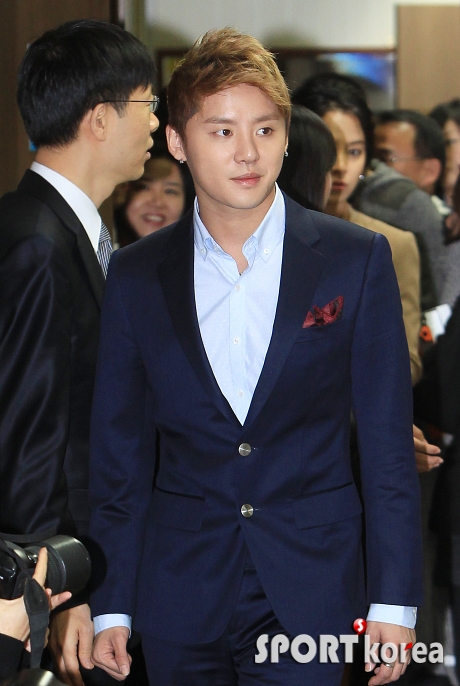 JYJ 김준수, `후광 번쩍이며 입장~`