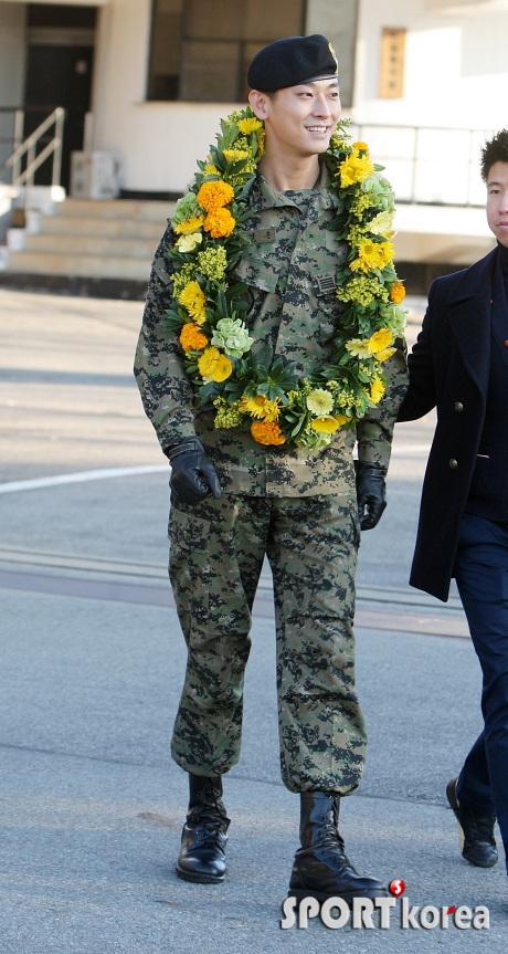 주지훈, `마중나온 팬들 보며 흐뭇~`