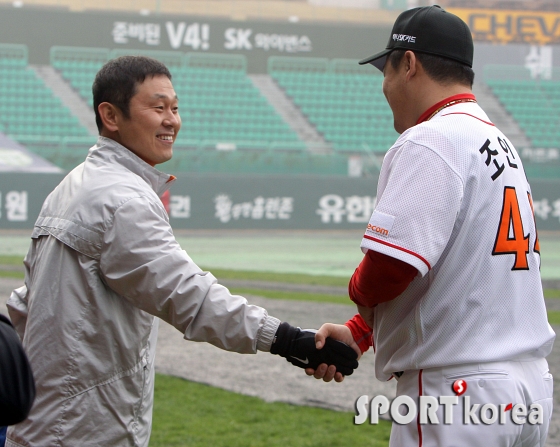 박경완과 반갑게 인사를 하는 조인성!!