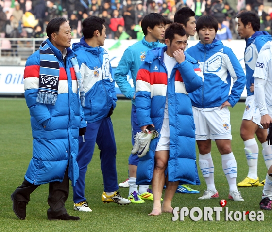 선수들을 격려하는 김호곤 감독!!