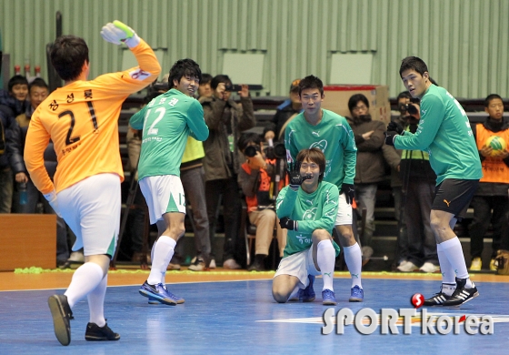 김현수, `풋살 축구장에서 투구 한다`