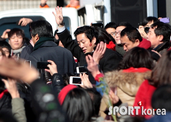 `키스마크` 정봉주, 팬들 지원 속 `당당한 발걸음`