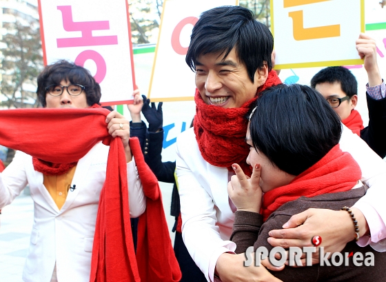 `사심 가득` 송병철, `기부도 하고 마음의 온도도 높이고!`