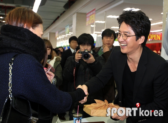 정준호, `사인은 기본, 미소는 서비스~`