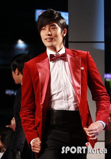 성훈, `빨강 재킷으로 멋냈어요!`
