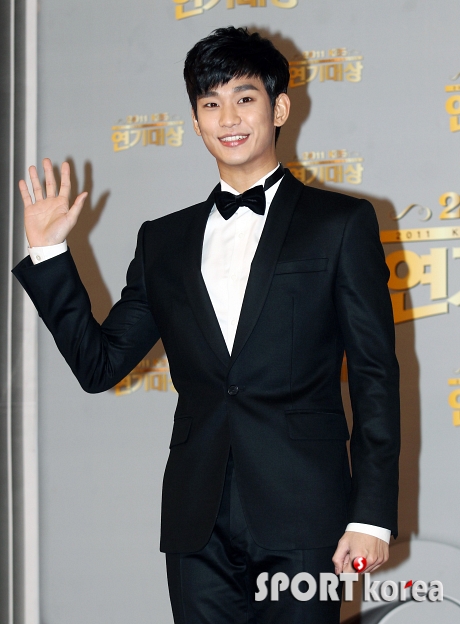 김수현, `나비넥타이도 잘 어울려`