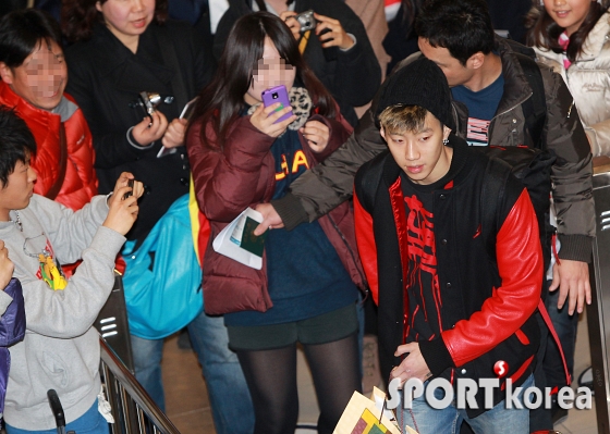 박재범, 팬들에 둘러싸여 `日 출국!`