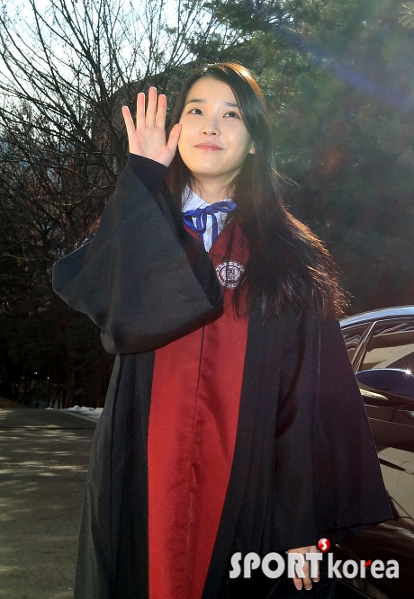 `인형미모` 아이유, `민낯으로 졸업식장 올킬~`