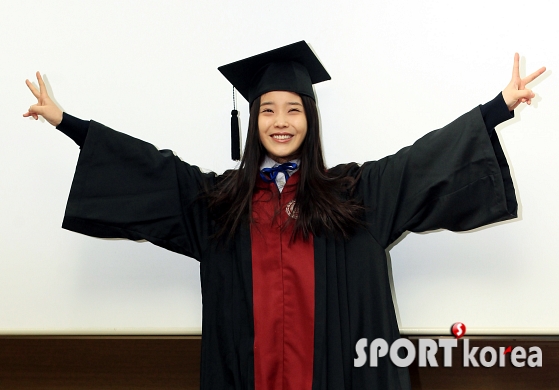 `양손 번쩍` 아이유, `졸업 기념 깜직 세리머니~`