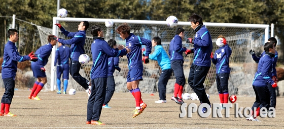 실전훈련에 앞서 몸을 푸는 축구대표팀!!