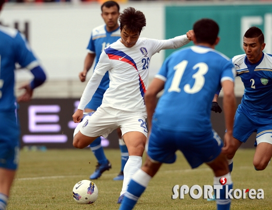 오만 수비를 뚫고 슛을 날리는 이동국!!