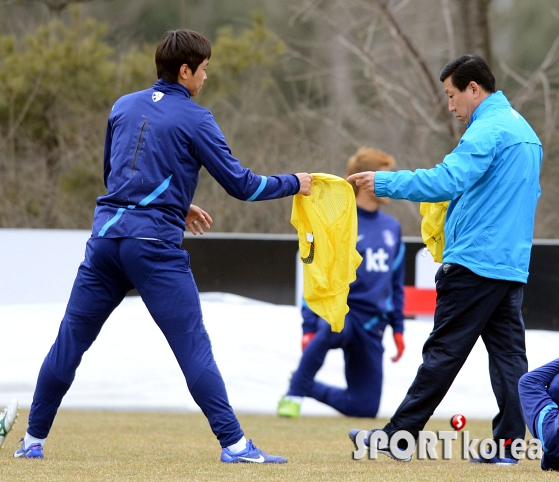 최강희, 동국아 공격수용 조끼 받아라!!