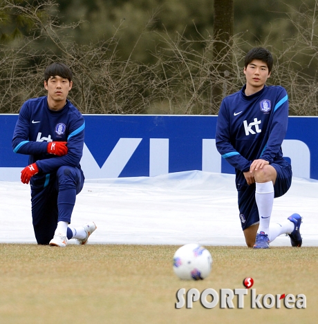 나란히 몸을 푸는 박주영과 기성용