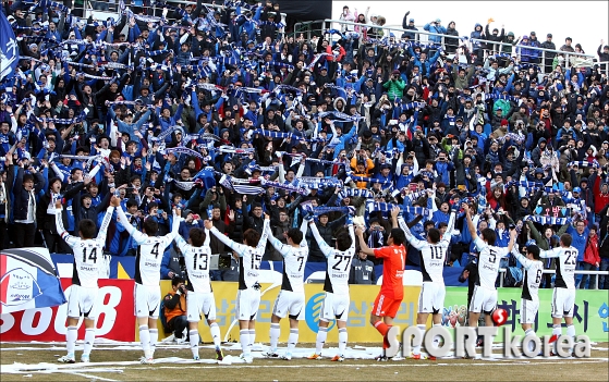 2-0승리 수원 `원정까지 응원와서 감사합니다`