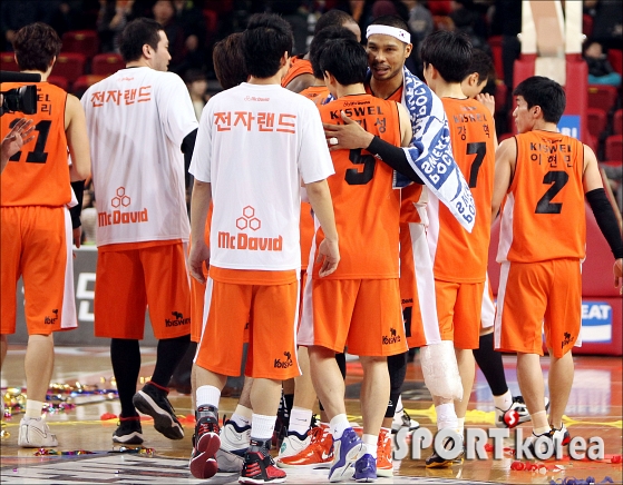 전자랜드, 84-57로 KT제압!