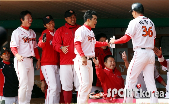 박정권 `타점도 올리고 득점도 성공하고`