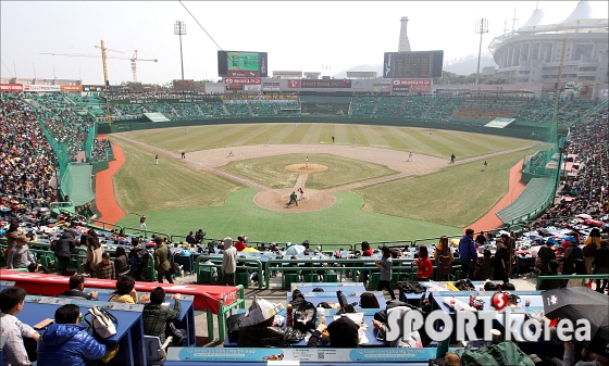 문학 1만 3천명 입장 `반갑다! 프로야구 시범경기`