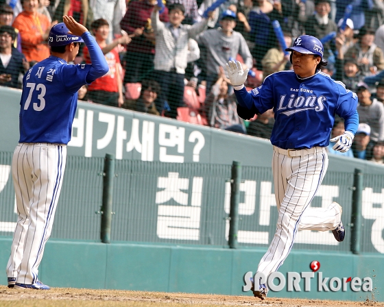 이승엽, 홈런치고 들어 갑니다.