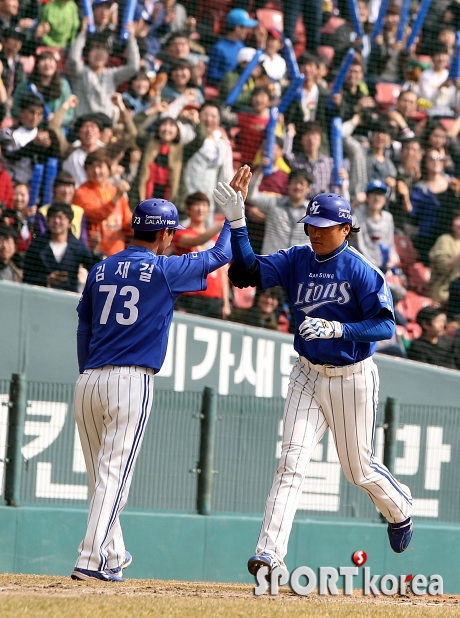 이승엽의 홈런에 환호하는 관중들!!