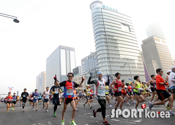 행복 미소 속 도심서 펼쳐지는 `동아 마라톤`