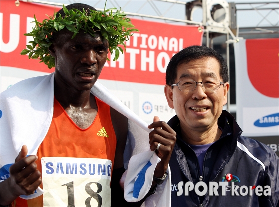 박원순 서울시장 `마라톤 우승 축하해요`