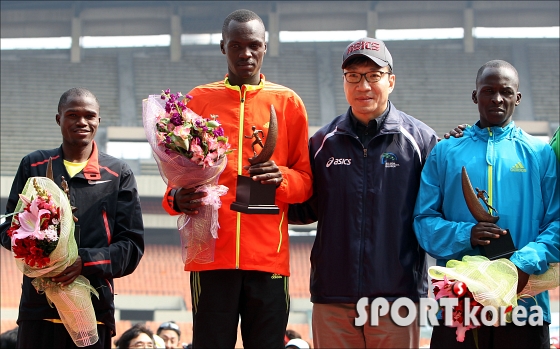 기록의 산실 서울국제마라톤 `1-2-3위 대회신기록 달성`