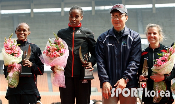 서울국제마라톤 여자부 1,2,3위가 한자리에!