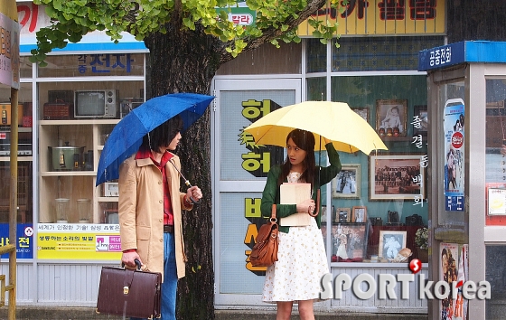 `사랑비` 윤아-김시후, 봄비 내리는 버스 정류장에서 운명적인 만남!