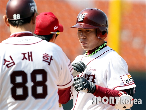 강정호 `타점올리고 파이팅포즈`