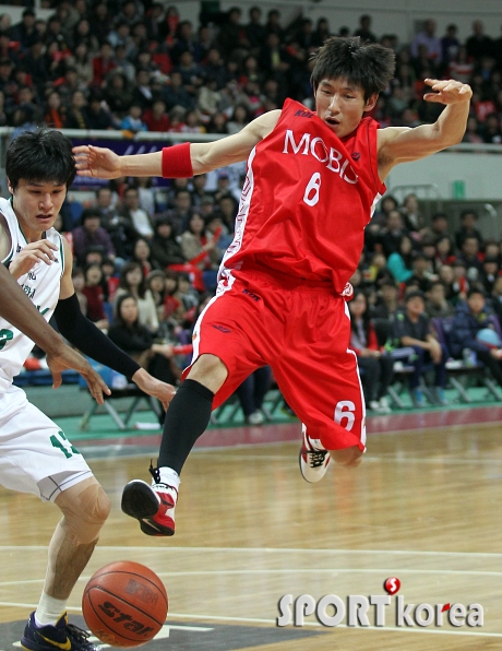 양동근 `코트 위에서 축구?`