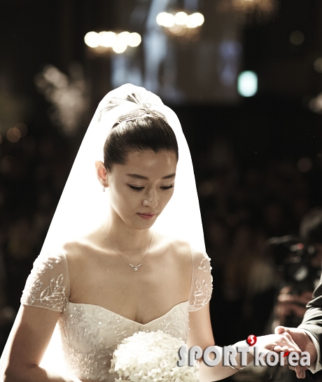 전지현, 결혼식 사진 공개..`순백의 여신`