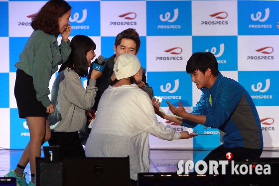 김수현, 팬들 사랑앞에 `무릎`